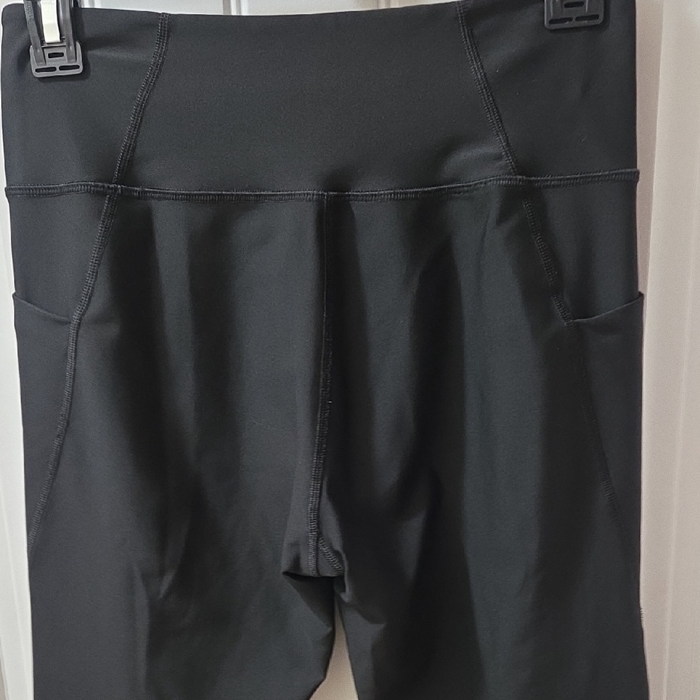 High-Rise Black Capri Leggings with Side Pockets - Picture 4 of 7